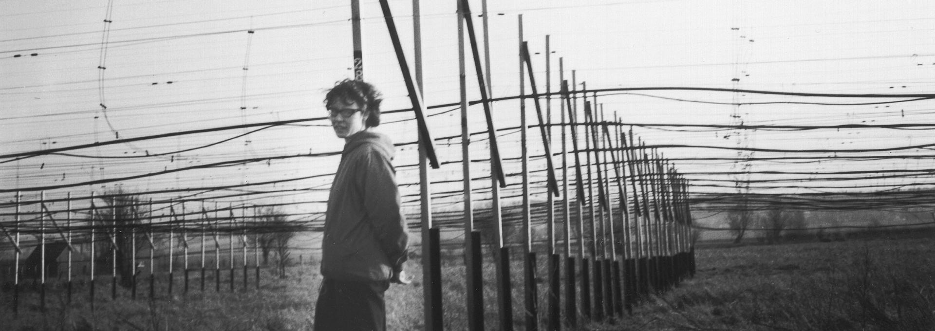 Jocelyn Bell Burnell junto al radiotelescopio que construyó. Cortesía de Martin Burnell