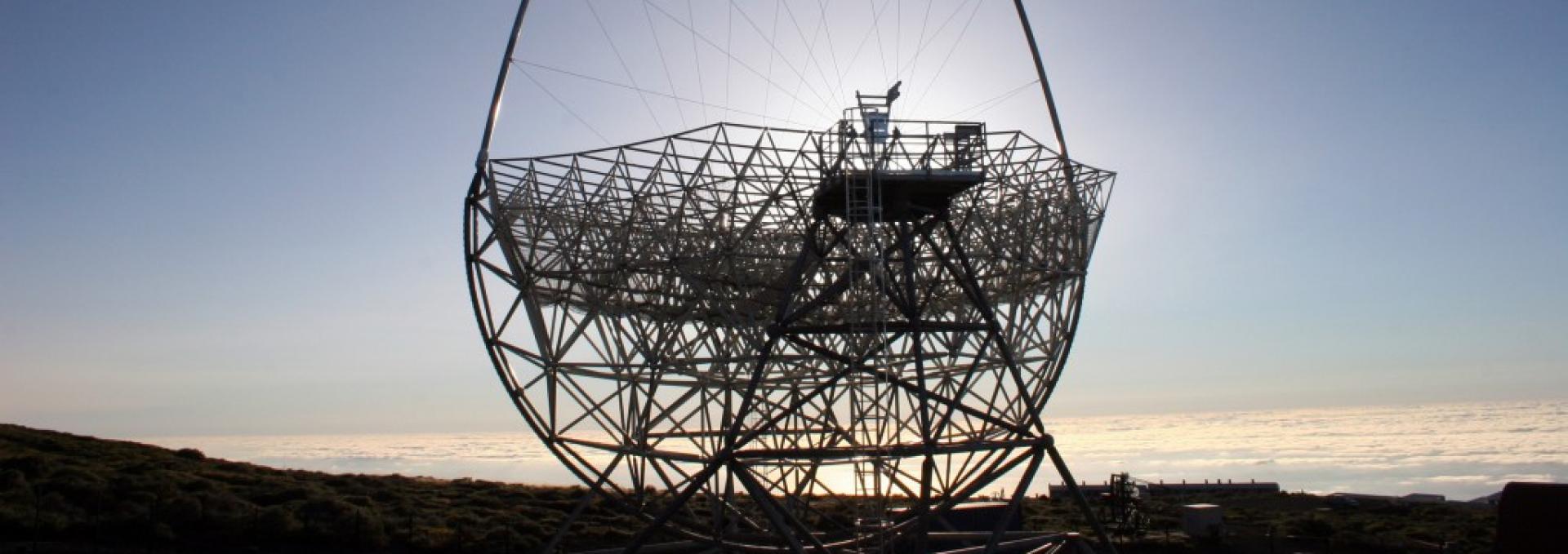 Telescopio Cherenkov MAGIC (Major Atmospheric Gamma Imaging Cherenkov Telescope), de 17 m de diámetro, para la observación de rayos gamma de alta energía y rayos cósmicos, situado en el Observatorio del Roque de los Muchachos, en la isla de La Palma. Crédito: Nik Szymanek / IAC.  Fuente: http://www.iac.es/bia/imagenes.php?id_cat=11&id=45&img=282
