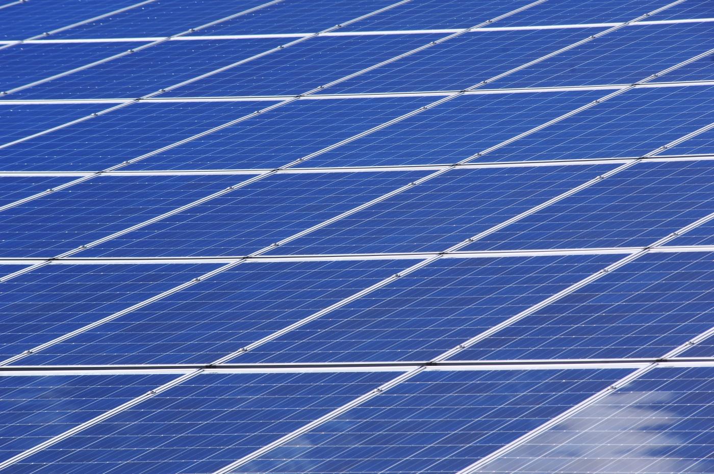 Módulos fotovoltaicos en una una gran instalación.