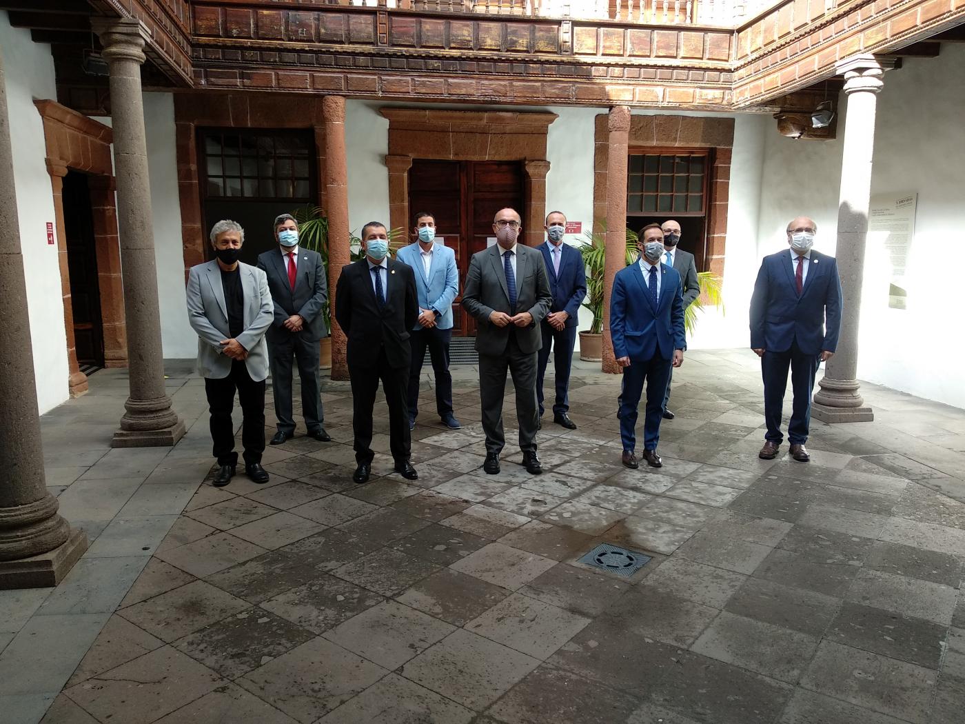 Algunas de las autoridades políticas y representantes del IAC que han acudido a la inauguración del Paseo de las Estrellas de la Ciencia de La Palma. Crédito: Aarón García Botín
