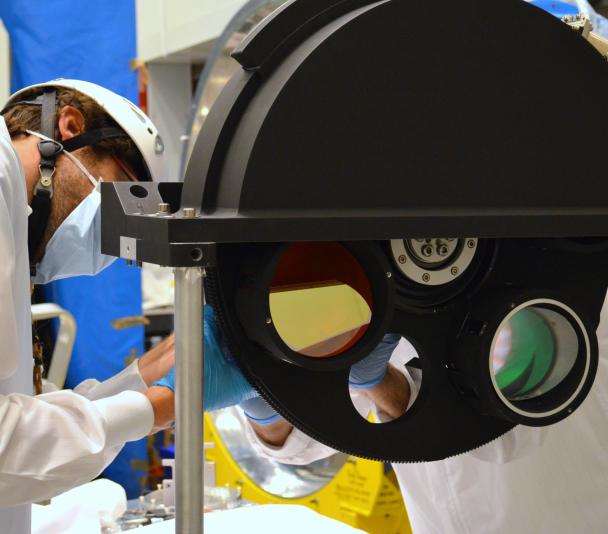 Vista de un ingeniero trabajando en el montaje final de la rueda de grismas de EMIR en el laboratorio
