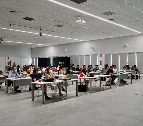 Sala IACTEC con los participantes del curso AEACI 2022