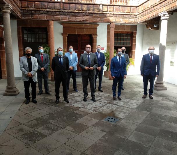 Algunas de las autoridades políticas y representantes del IAC que han acudido a la inauguración del Paseo de las Estrellas de la Ciencia de La Palma. Crédito: Aarón García Botín (IAC)