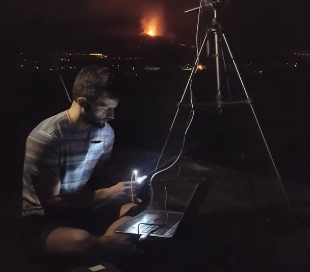 Carlos Colodro (IACTEC), taking images of the Cumbre Vieja volcano with the DRAGO camera. Carlos Colodro (IACTEC), taking images of the Cumbre Vieja volcano with the DRAGO camera.