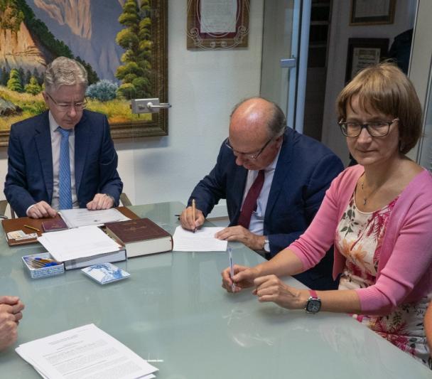 Rafael Rebolo firma el documento de constitución de la Fundación EST