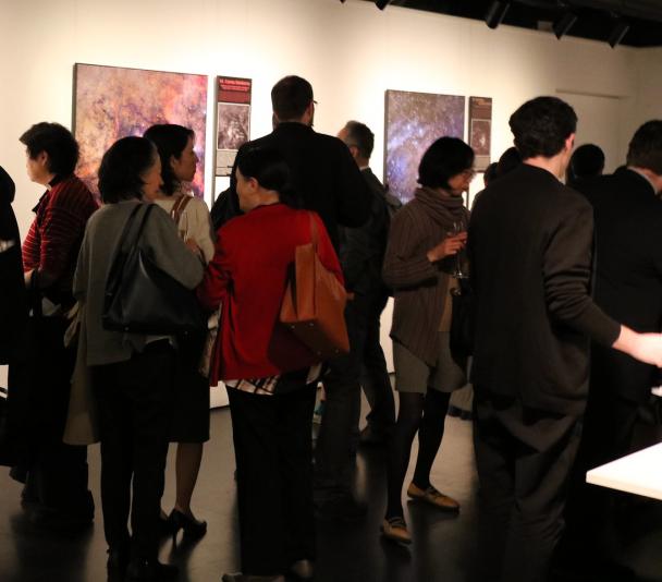 Asistentes a la inauguración de la exposición "100 Lunas cuadradas" en el Instituto Cervantes en Japón
