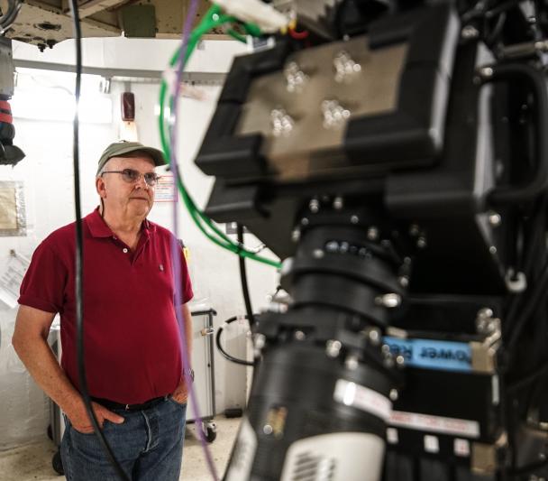 Wayne Rosing dentro del telescopio Carlos Sánchez