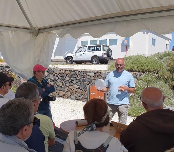 Antonio Eff-Darwich (ULL) during the Open Days 2019 at the Teide Observatory. Credit: IAC. Antonio Eff-Darwich (ULL) during the Open Days 2019 at the Teide Observatory. Credit: IAC.