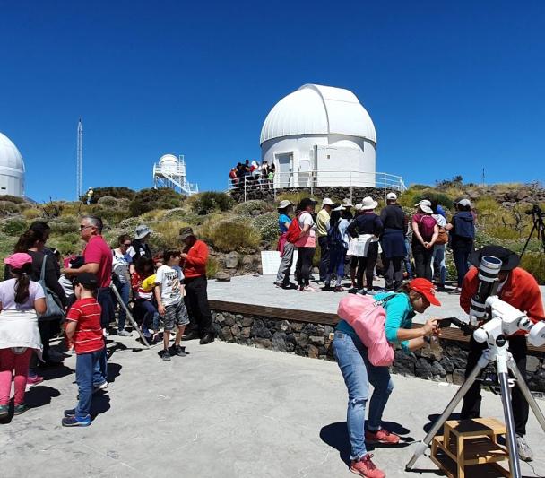 Solar observation during the Open Days 2019 at the Teide Observatory. Credit: IAC. Solar observation during the Open Days 2019 at the Teide Observatory. Credit: IAC.