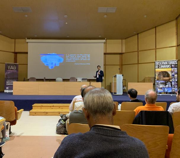 David Valls-Gabaud durante su intervención en el IAU Symposium 355, en la Universidad de La Laguna
