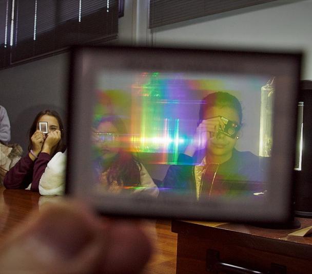Student experimenting with diffraction gratings during the light workshop of the program "Our Students and the ORM" Student experimenting with diffraction gratings during the light workshop of the program "Our Students and the ORM"