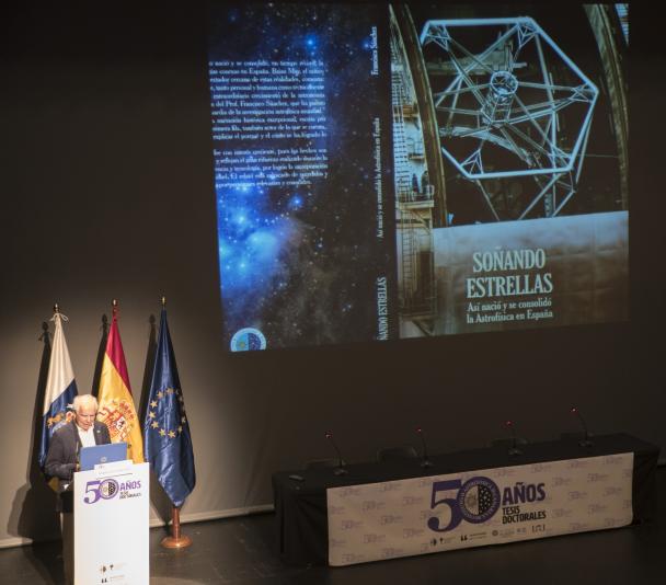 Franciso Sánchez at the Teatro Leal during his talk "SOÑANDO ESTRELLAS. Thus Astrophysics was born and consolidated in Spain"