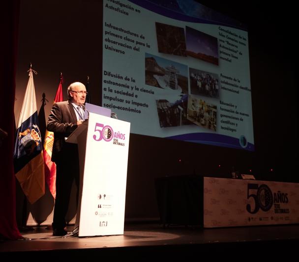 Rafael Rebolo en la inauguración del congreso "Impulsando la Astrofísica en España: 50 años de thesis doctorales en el IAC"