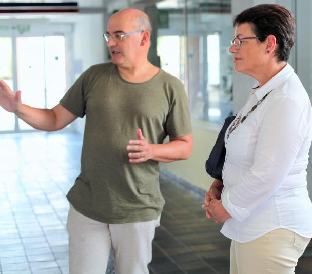 José Luis Rasilla, jefe del departamento de Óptica del IAC, acompaña a Ana Rosa Mena, alcaldesa de Tegueste, durante su visita al área de instrumentación del IAC. Crédito: Alejandra Rueda (IAC).