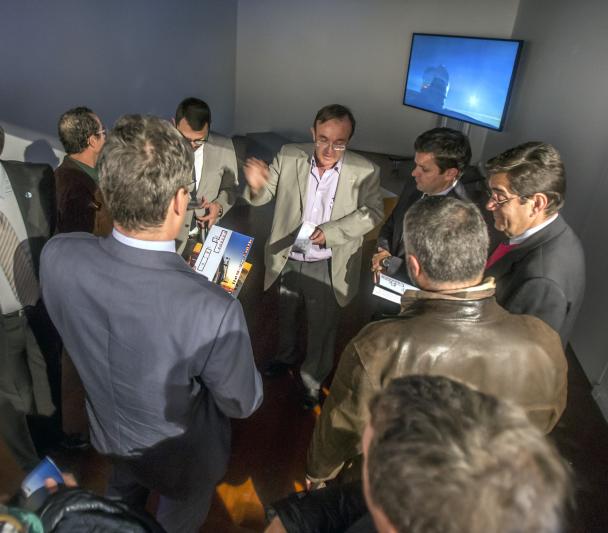 El astrofísico Juan Antonio Belmonte, uno de los comisarios de la exposición “Luces del Universo”, explicando a las autoridades la distribución de las distintos módulos de la exposición. Créditos: Daniel López/IAC. 