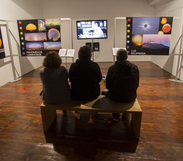 Visitantes ante la proyección del vídeo sobre cómo se investiga en Física Solar en el IAC, producido por el IAC, en el marco del programa “Severo Ochoa”. Créditos: Daniel López/IAC.