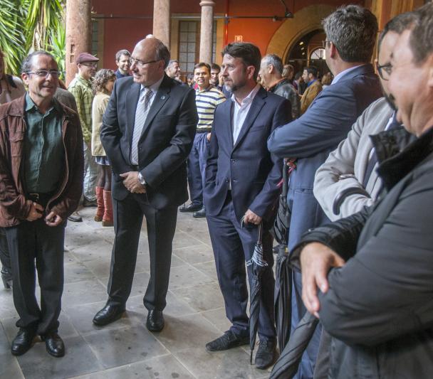 El director del IAC, Rafael Rebolo, el presidente del Cabildo de Tenerife, Carlos Alonso, el director de la ACIISI, Juan Ruiz Alzola, y el Director General de Cultura del Gobierno de Canarias, Xerach Gutiérrez Ortega, con Ignacio García de la Rosa (a la izquierda), uno de los comisarios de la exposición “Luces del Universo”. Créditos: Daniel López/IAC. 