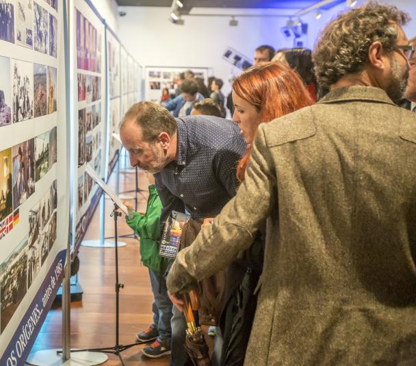 Visitors to the "Lights of the Universe" exhibition studying the panels dedicated to the history of the IAC and its observatories