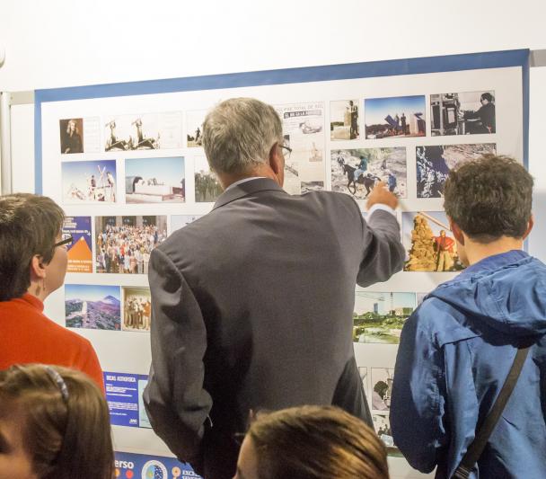 Visitantes de la exposición “Luces del Universo” en la Sala de Arte Instituto Canarias Cabrera Pinto (La Laguna). Créditos: Daniel López/IAC. 