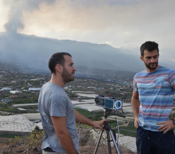 Ignacio Sidrach y Carlos Colodro tomando imágenes del volcán de Cumbre Vieja con la cámara DRAGO.
