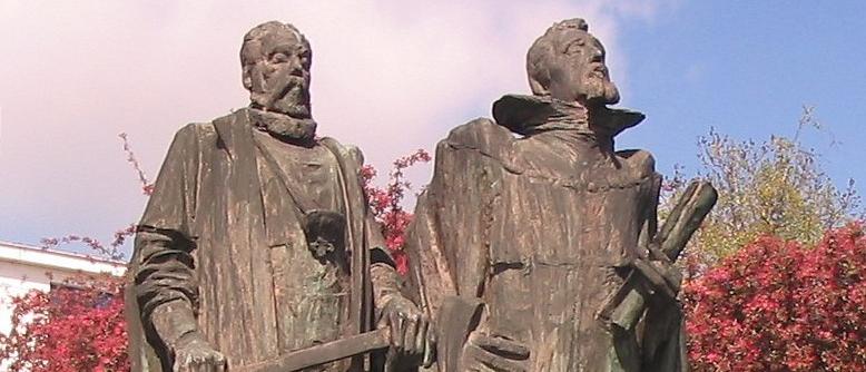 Monumento a Tycho Brahe y Johannes Kepler en Praga (República Checa)