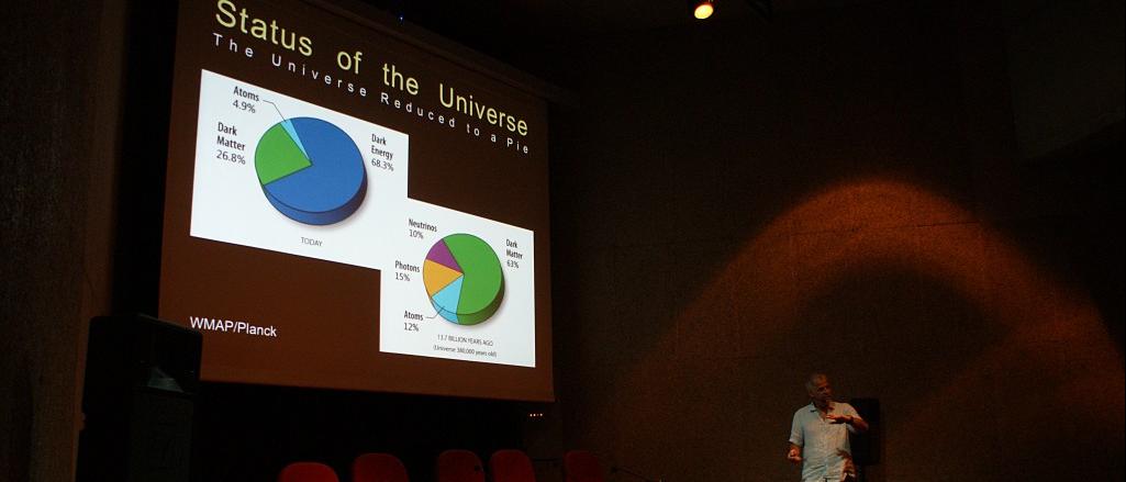 Stephane Courteau, profesor de Astrofísica en la Queen’s University (Canadá), durante su charla en el Museo de la Ciencia y el Cosmos (MCC), de Museos de Tenerife. Crédito: Pedro Bento (MCC)