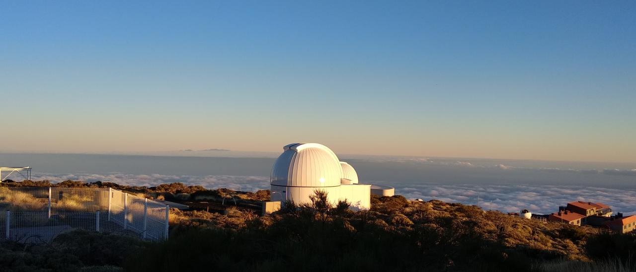 El telescopio ARTEMIS, en primer plano, y el telescopio IAC-80, al fondo, en el Observatorio del Teide, Tenerife. 
