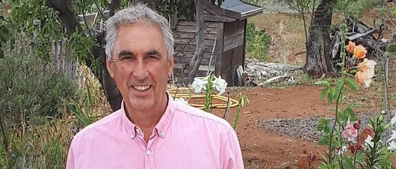 Leo Pérez, exrecepcionista del ORM, en el jardín de su vivienda en Puntagorda (La Palma).