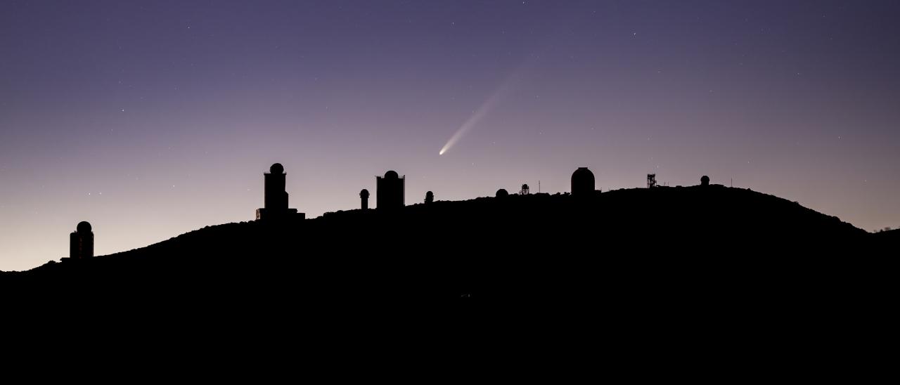 Imagen del cometa C/2023 A3 (Tsuchinshan–ATLAS) obtenida el amanecer del 26 de septiembre de 2024 con el perfil del Observatorio del Teide (IAC). (Canon 6D, 135 mm, 2.6 s e ISO 800) (Autor: Daniel López).