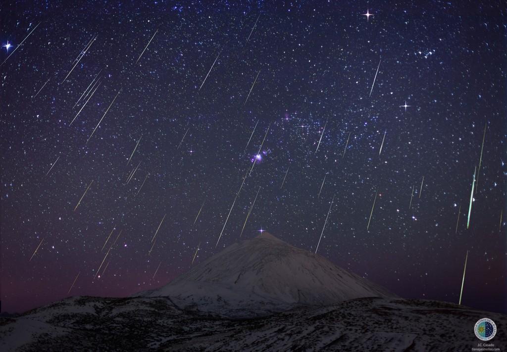 Composición de la lluvia de estrellas fugaces Gemínidas sobre el volcán Teide (Tenerife), obtenida a partir de imágenes tomadas entre las 4:40-07:00 UT del 14 de diciembre de 2013 desde el Observatorio del Teide  (IAC), en el momento de la máxima actividad de las Gemínidas. Sobre el volcán aparece la constelación de Orión, a la izquierda Sirio, la estrella más brillante del cielo. Las imágenes se registraron siguiendo el movimiento de la radiante en el cielo, así que las trayectorias muestran una convergenc