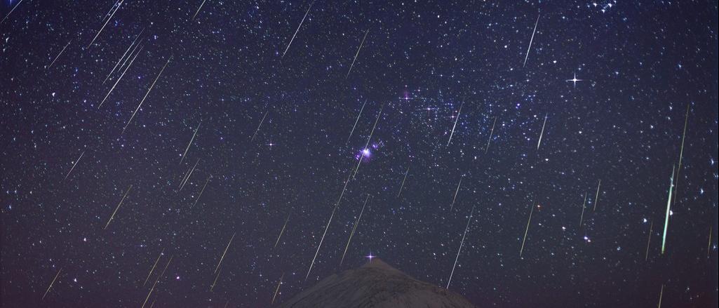 Esta imagen (17 de diciembre de 2013), APOD-NASA, es una composición de la lluvia de estrellas fugaces Gemínidas sobre el Teide (Tenerife, Islas Canarias) del año 2013. Se obtuvo a partir de imágenes tomadas entre las 4:40-07:00 UT del 14 de diciembre 2013, desde el Observatorio del Teide (Instituto de Astrofísica de Canarias, IAC), en el momento de la máxima actividad de las Gemínidas. Sobre el volcán aparece la constelación de Orión; a la izquierda se encuentra Sirio, la estrella más brillante del cielo. 