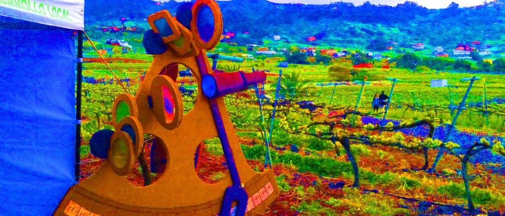 Imagen artística de la figura de un sextante junto a la carpa de la Agencia de Desarrollo Local, en la finca SAT San Gonzalo de Tegueste . Al fondo, los viñedos de Tegueste. Foto: IAC.