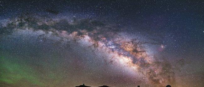 Panorámica nocturna del Observatorio del Roque de los Muchachos (Garafía, La Palma). Crédito: Daniel López/IAC.