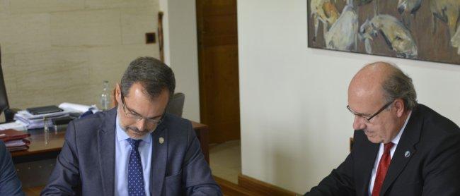 Marcial Martín Morales, presidente del Cabildo de Fuerteventura, y Rafael Rebolo López, director del Instituto de Astrofísica de Canarias, durante la firma del convenio de colaboración entre ambas instituciones.