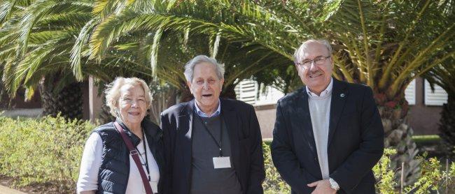 De derecha a izquierda: Rafael Rebolo, director del IAC; Claude Cohen-Tannouji, premio nobel de Física en 1997; y Jacqueline Veyrat, su esposa. Crédito: Inés Bonet (IAC).