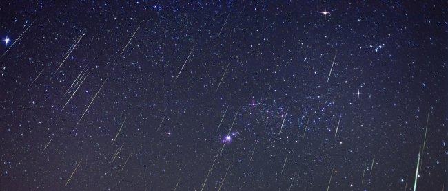 Imagen de la lluvia de estrellas fugaces Gemínidas sobre el volcán Teide (Tenerife, Islas Canarias) en diciembre de 2013. Crédito: J.C. Casado.