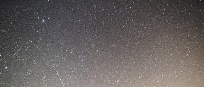 Meteoros registrados en el Observatorio del Teide (IAC) entre las 06:13h y las 06:38h UT (hora local canaria) del día 4 de enero de 2107. La estrella más brillante a la izquierda es Procyon (Canis Minor), Castor y Pollux (Géminis) casi en el centro. El cú