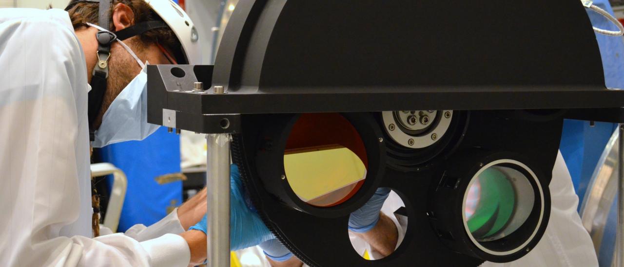Vista de un ingeniero trabajando en el montaje final de la rueda de grismas de EMIR en el laboratorio