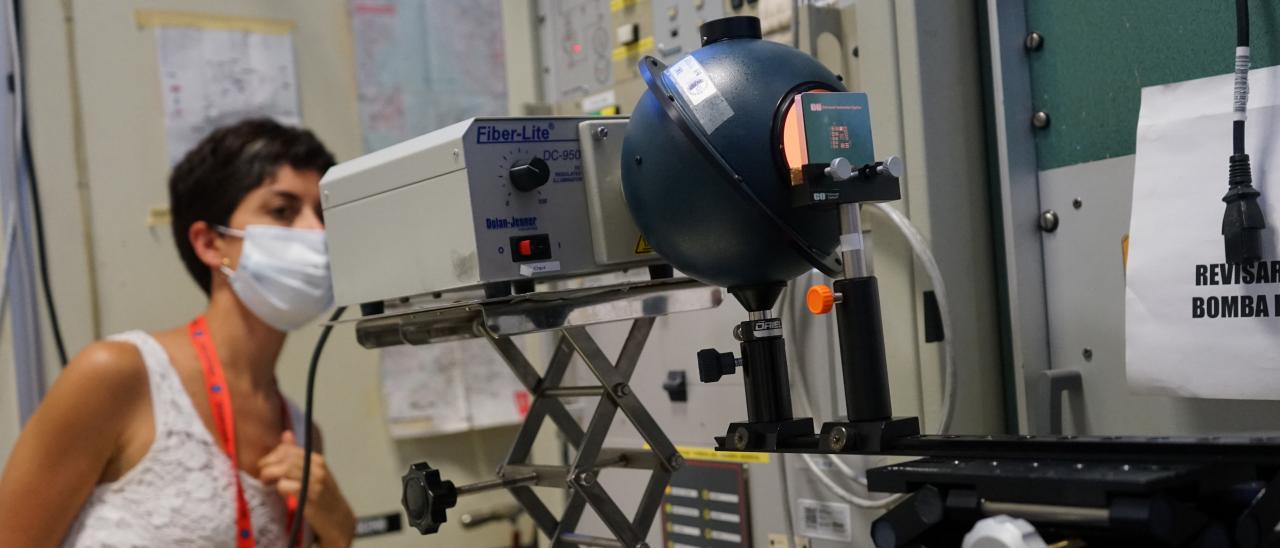 Imagen de Alba Peláez, ingeniera de IACTEC, durante la puesta a punto del montaje óptico para medir las prestaciones del instrumento DRAGO durante los ensayos de termo-vacío