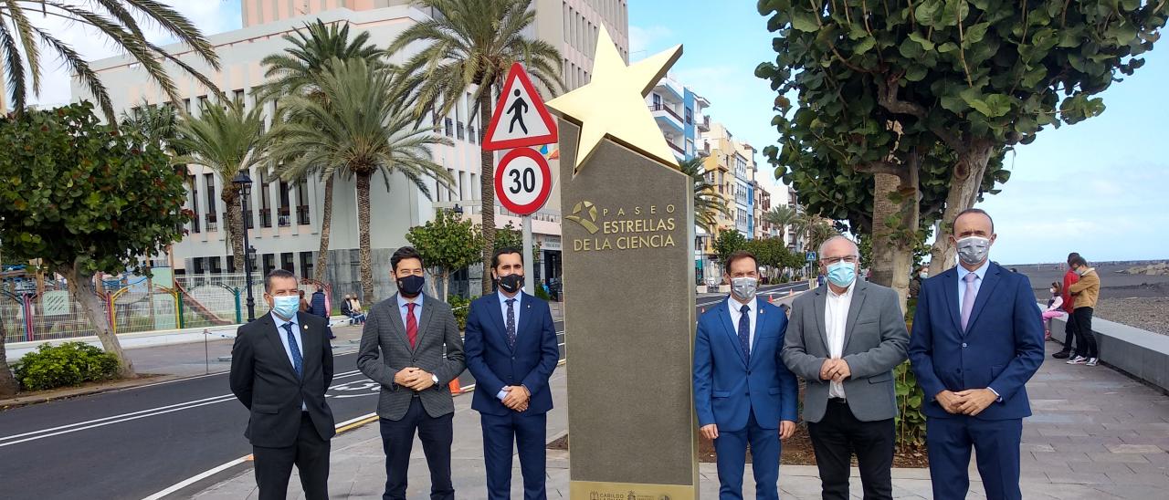 Autoridades políticas que han acudido a la inauguración del Paseo de las Estrellas de la Ciencia de La Palma. Crédito: Aarón García Botín (IAC)