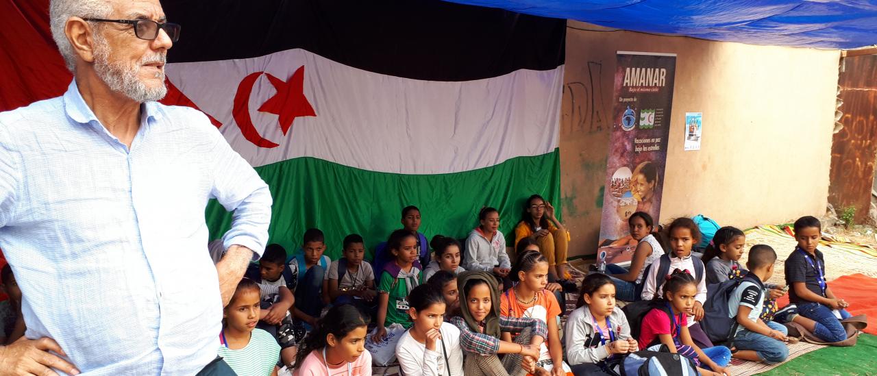 Grupo de niños saharauis que pasaron el verano en Tenerife con el programa Vacaciones en Paz junto al delegado del Frente Polisario en Canarias, Hamdi Ahmed Aomar