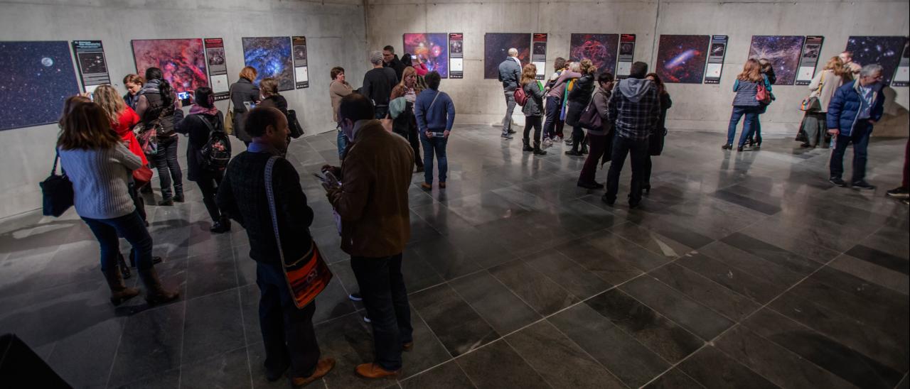 Docentes vistando la exposición "100 Lunas cuadradas" en el Museo de la Ciencia y el Cosmos