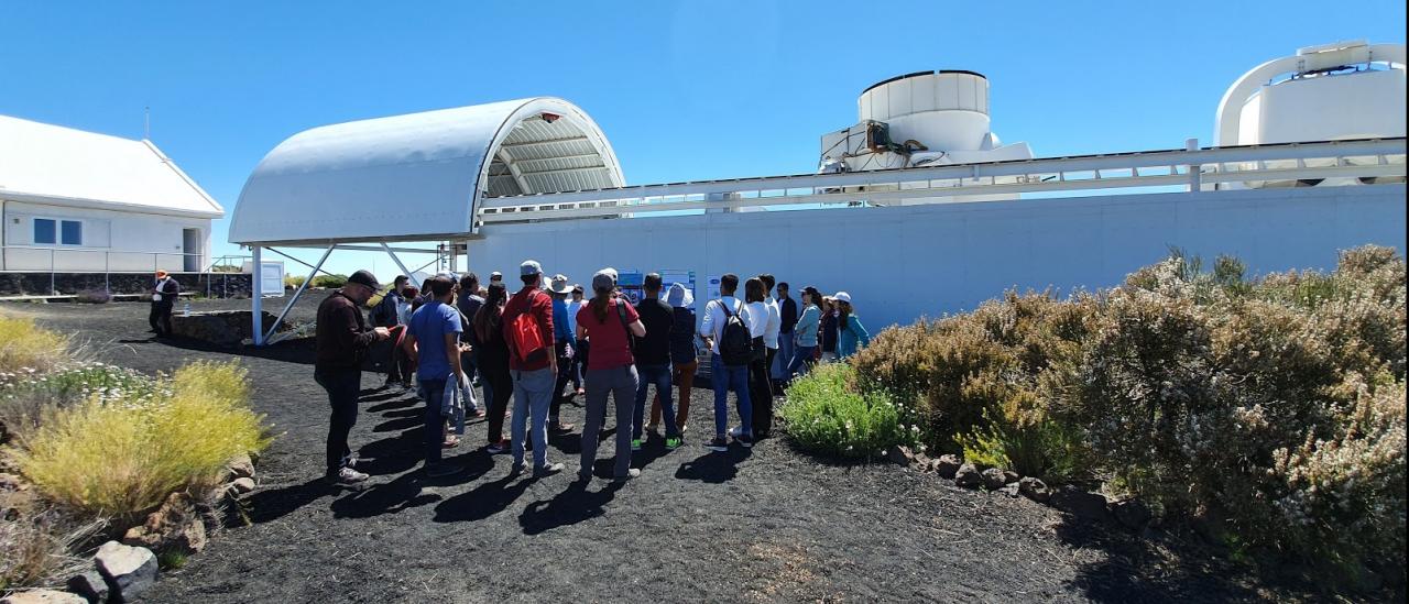 Asistentes a las Jornadas de Puertas Abiertas 2019 en el Observatorio del Teide frente al Experimento QUIJOTE. Crédito: IAC. 