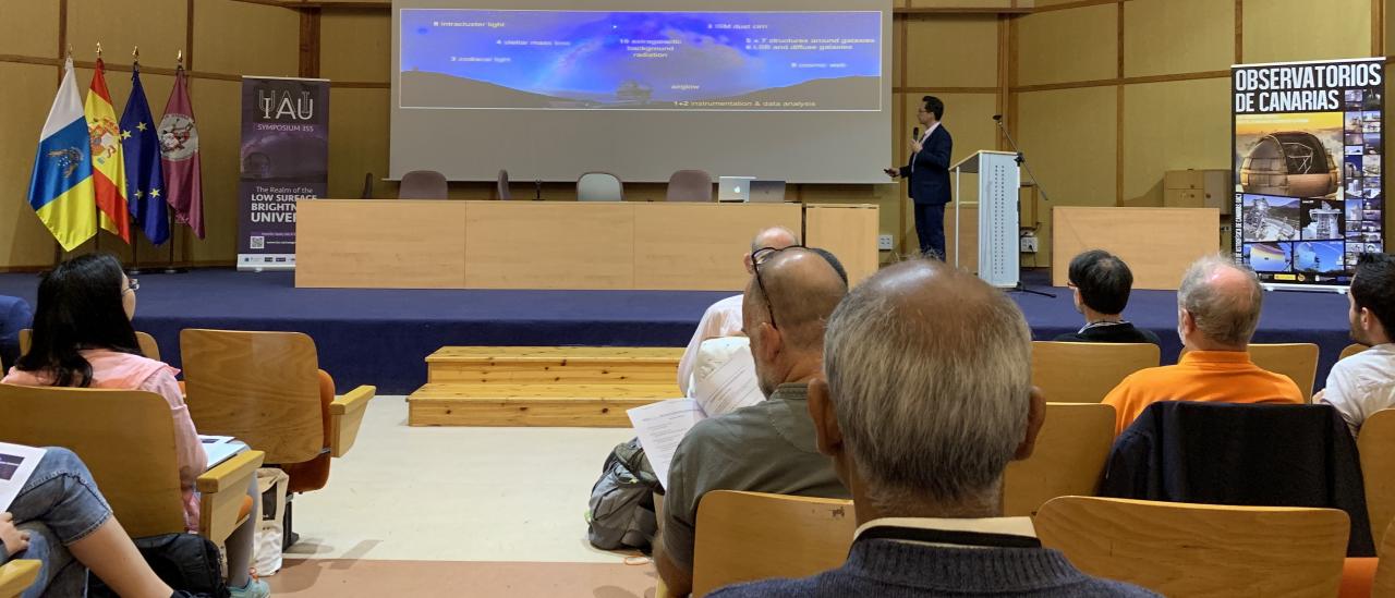 David Valls-Gabaud durante su intervención en el IAU Symposium 355, en la Universidad de La Laguna