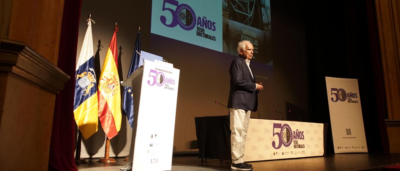 Franciso Sánchez durante su conferencia "SOÑANDO ESTRELLAS. Así nació y se consolidó la Astrofísica en España"