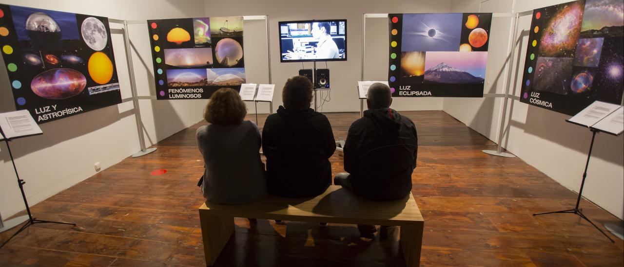 Visitors watching the projection of the video about how research in Solar Physics is carried out at the IAC, produced by the IAC in the context of the "Severo Ochoa" programme. Credits:Daniel López/IAC. 