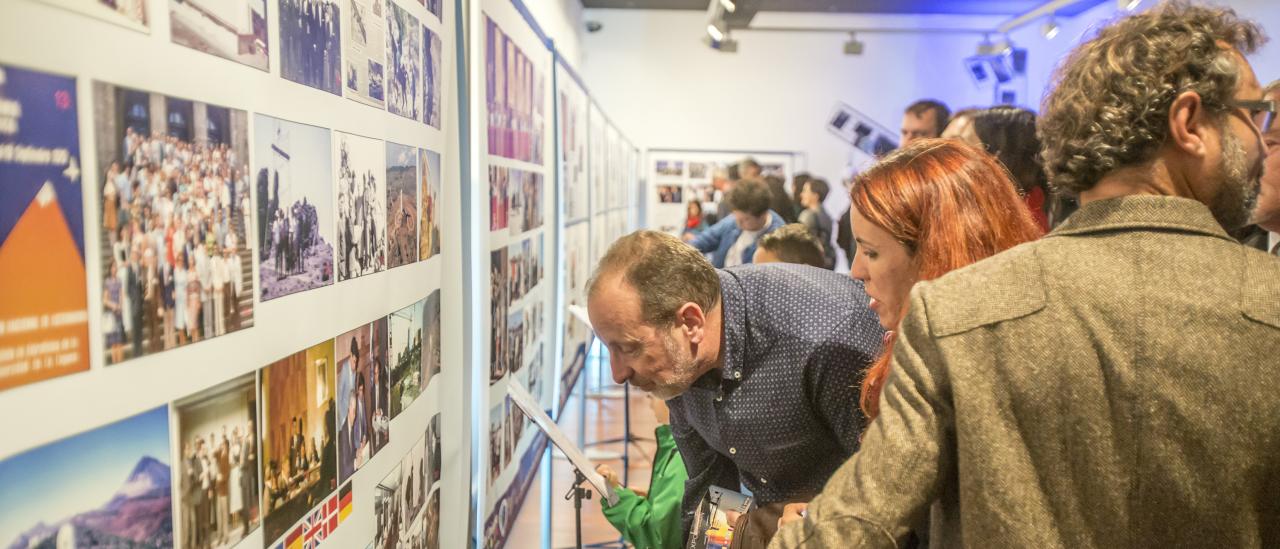 Visitors to the "Lights of the Universe" exhibition studying the panels dedicated to the history of the IAC and its observatories