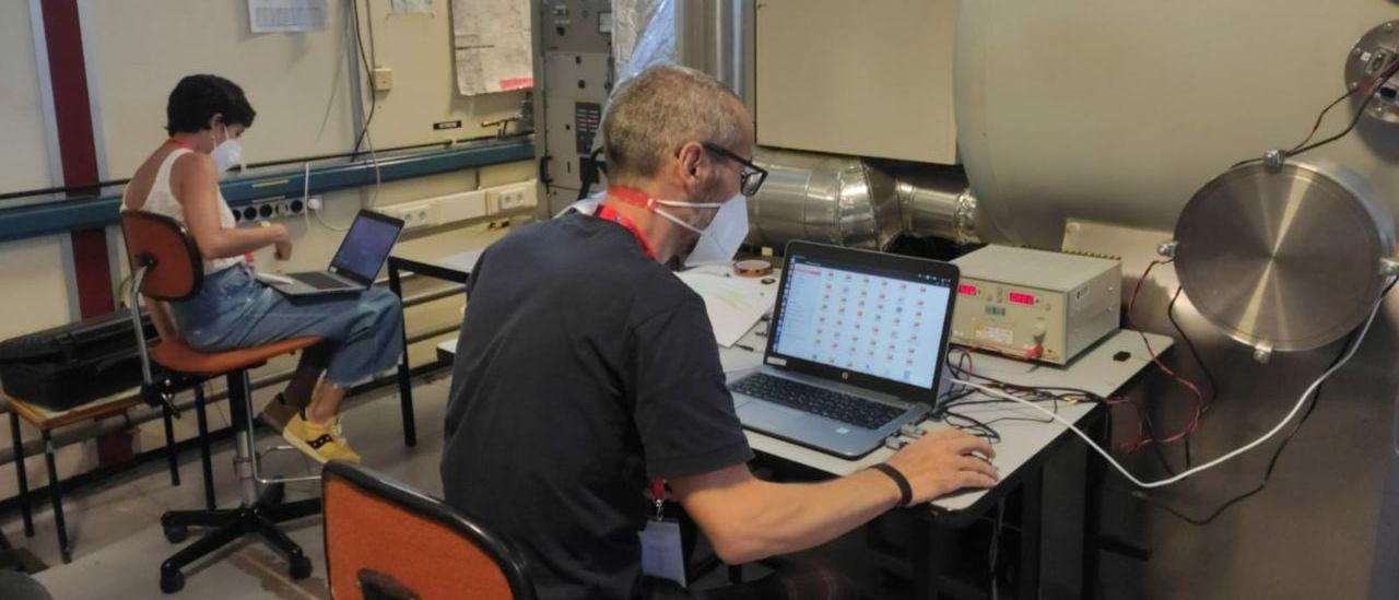 Imagen de José Carlos Sanluis y Alba Peláez, ingenieros de IACTEC, durante los ensayos de termo-vacío para la calificación del instrumento DRAGO