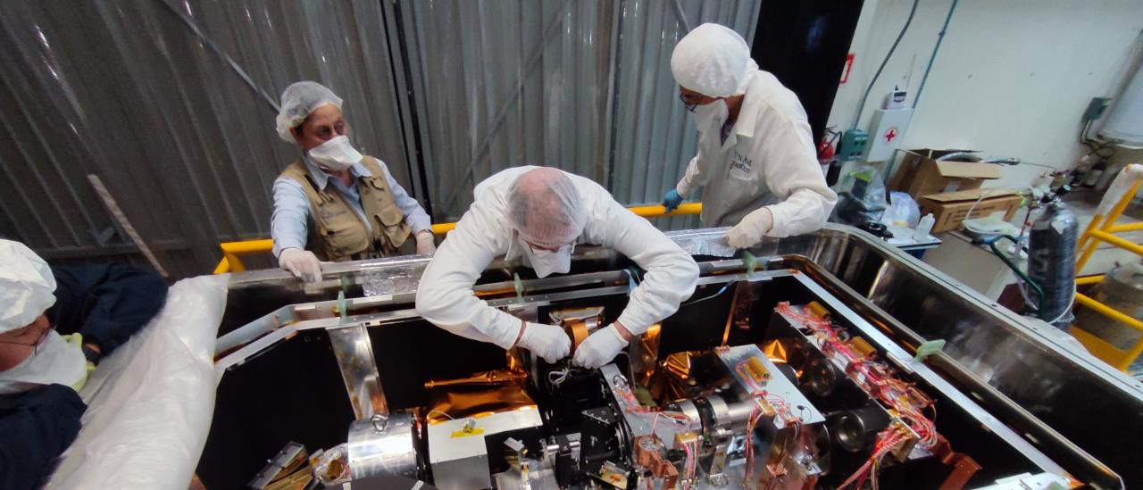 Momento de la integración del detector científico en el instrumento FRIDA en los laboratorios de la UNAM