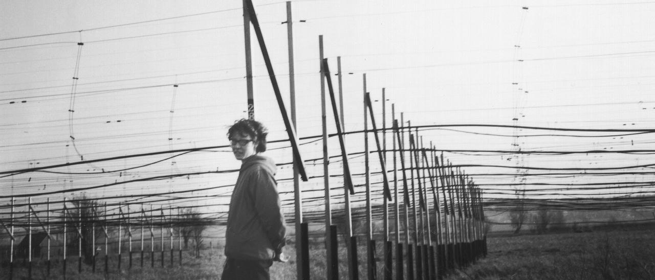 Jocelyn Bell Burnell junto al radiotelescopio que construyó. Cortesía de Martin Burnell